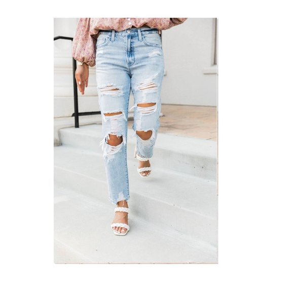 **RAW HEM LIGHT WASH DISTRESSED MOM JEANS NEW - Picture 4 of 4